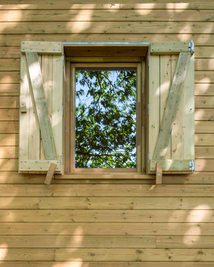 refugio-madera-contruir-madera-detalles-ventana-contra